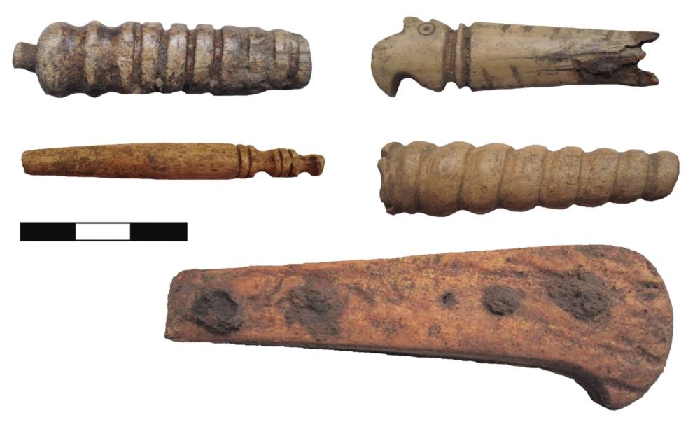 Příklady drobných nálezů z kostí (rukojeti).