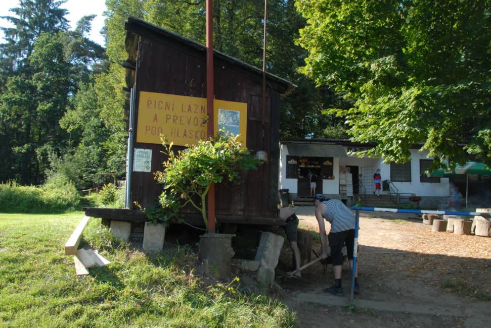 Stav nároží lázeňských kabin před opravou