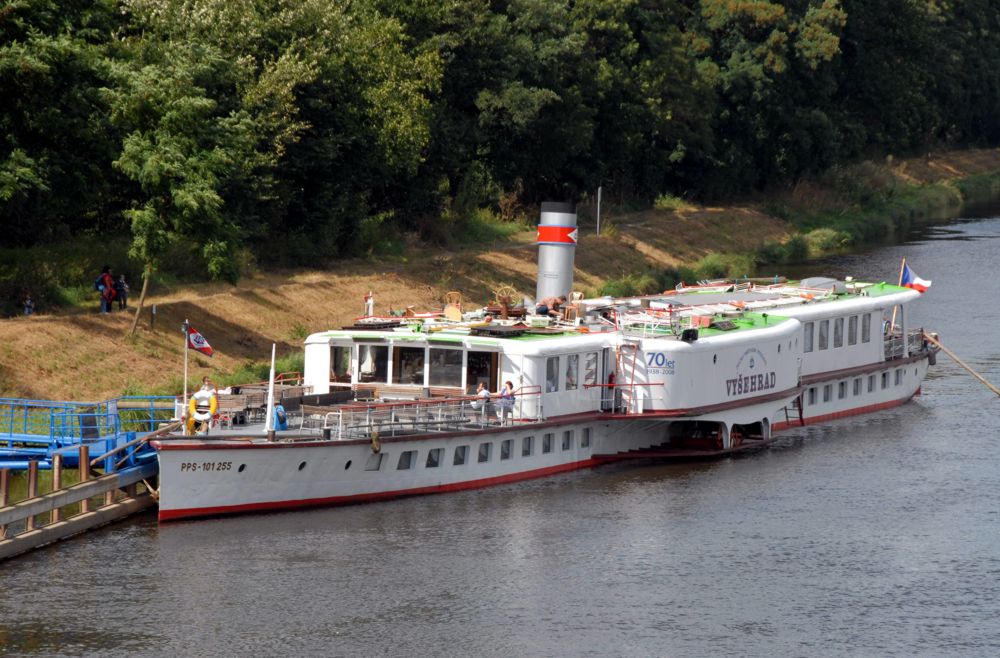 Přístaviště našeho parníku Vyšehrad v Mělníku