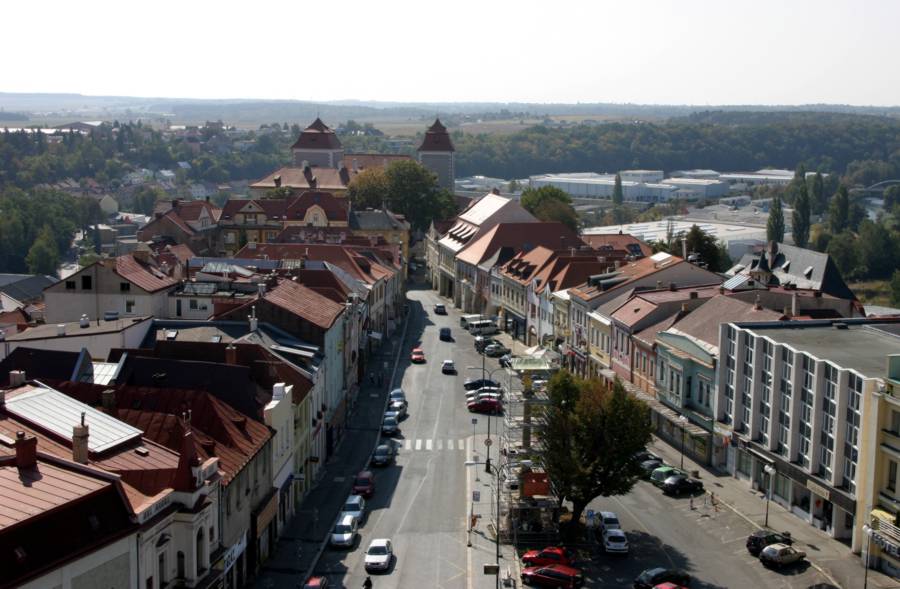 Staroměstské náměstí v Mladé Boleslavi s hradem na konci...
