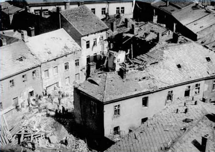Blok domů na Staroměstském náměstí po bombardování...