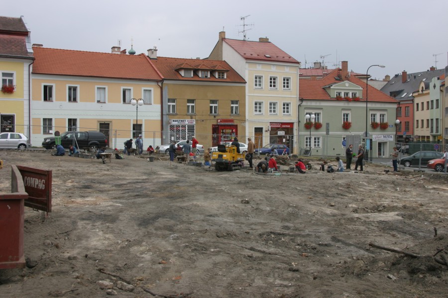 Výzkum byl zahájen v severozápadní části náměstí.