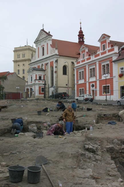 Postupně jsou zkoumány čtvercové sondy o rozměrech 4 x 4 m.