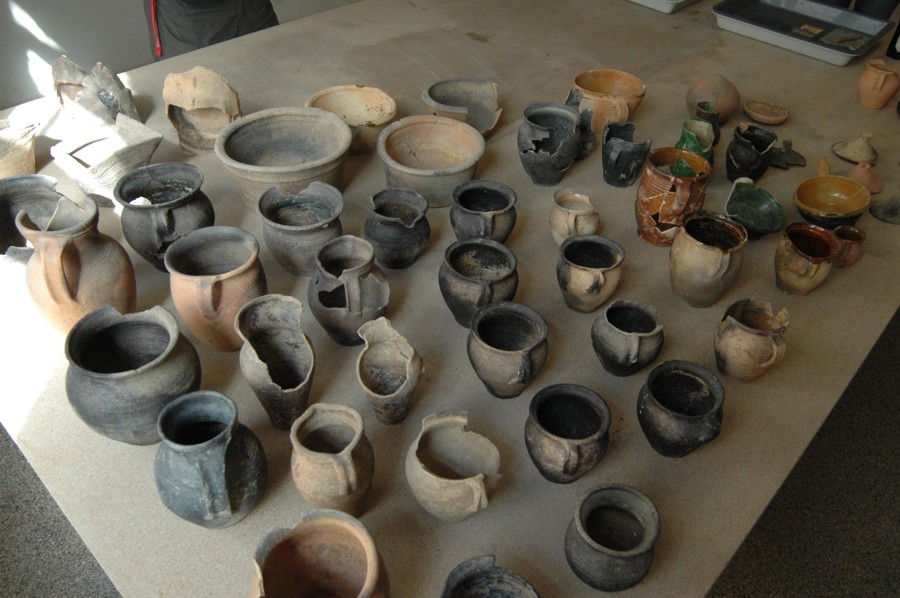 V keramické laboratoři jsou zlomky keramických nádob umyty,...