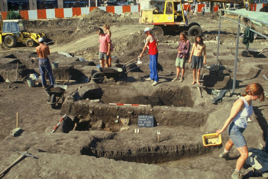 Archeologický výzkum musí nejčastěji proběhnout před...