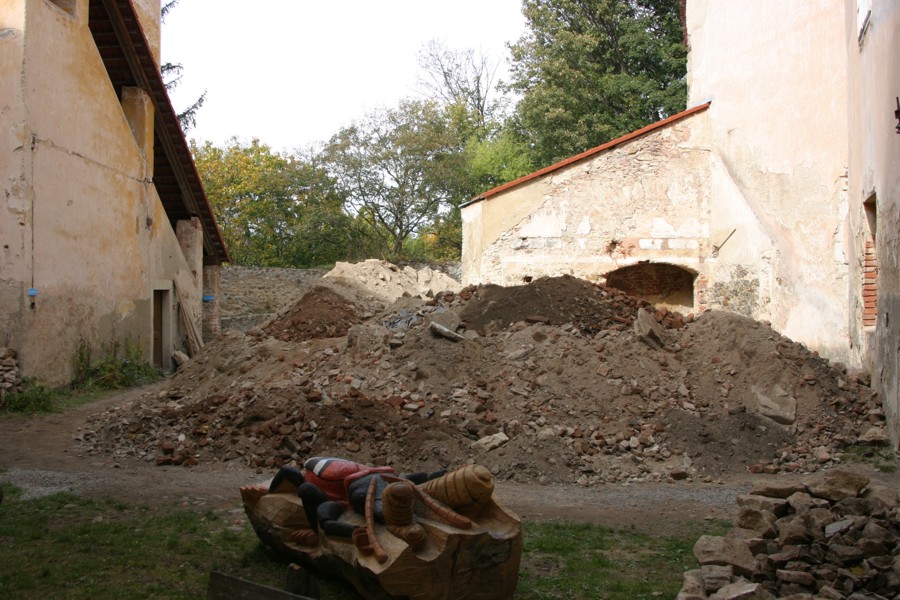 Třetí hradní nádvoří na konci archeologického výzkumu.