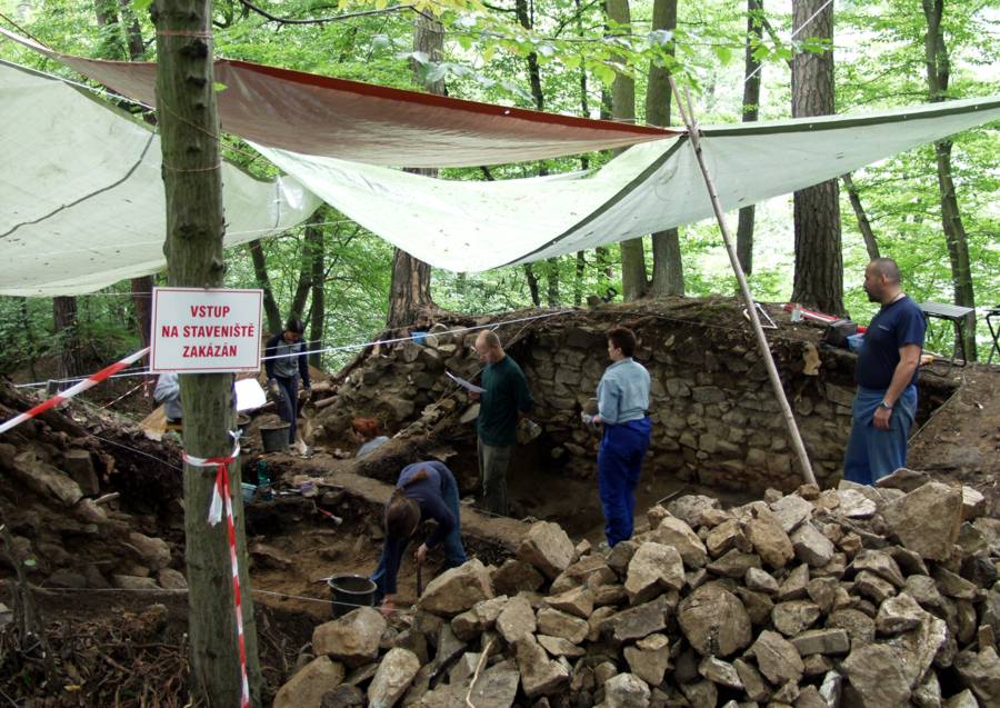 Archeologický výzkum v prostoru první brány v r. 2006