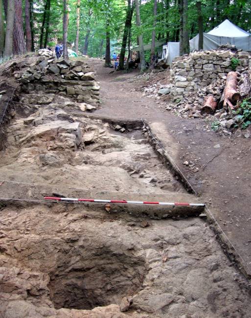 Archeologický výzkum v prostoru první brány v r. 2007