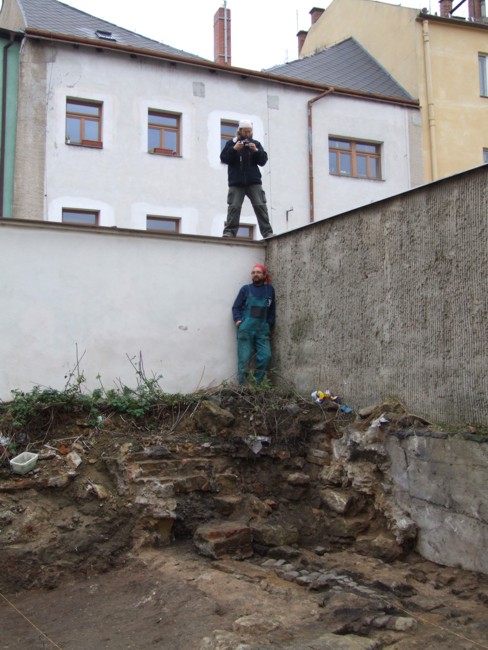 Jaroslav Oskar Nedbal při pořizování fotografické dokumentace.