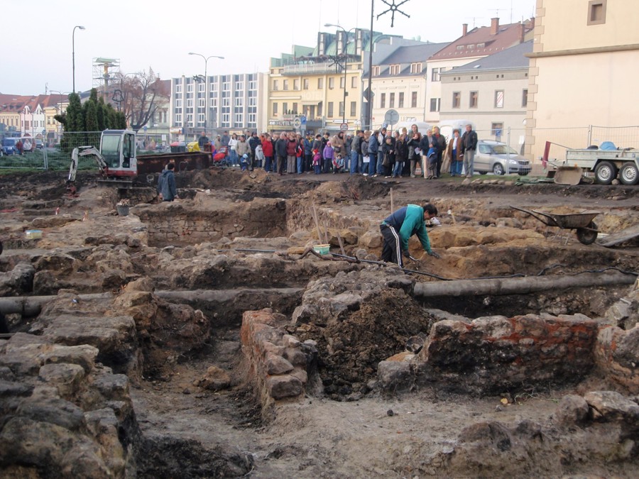 Den otevřených dveří na archeologickém výzkumu na náměstí...