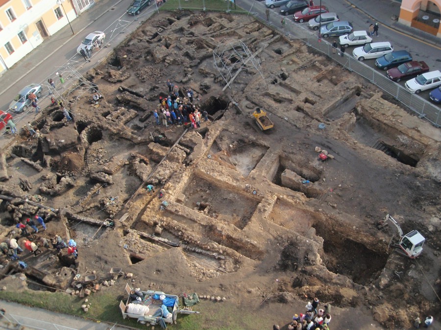 Den otevřených dveří na archeologickém výzkumu z radniční...