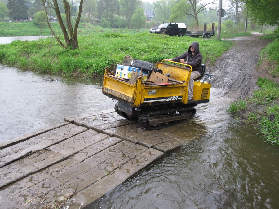 Navážení materiálu na archeologický výzkum.