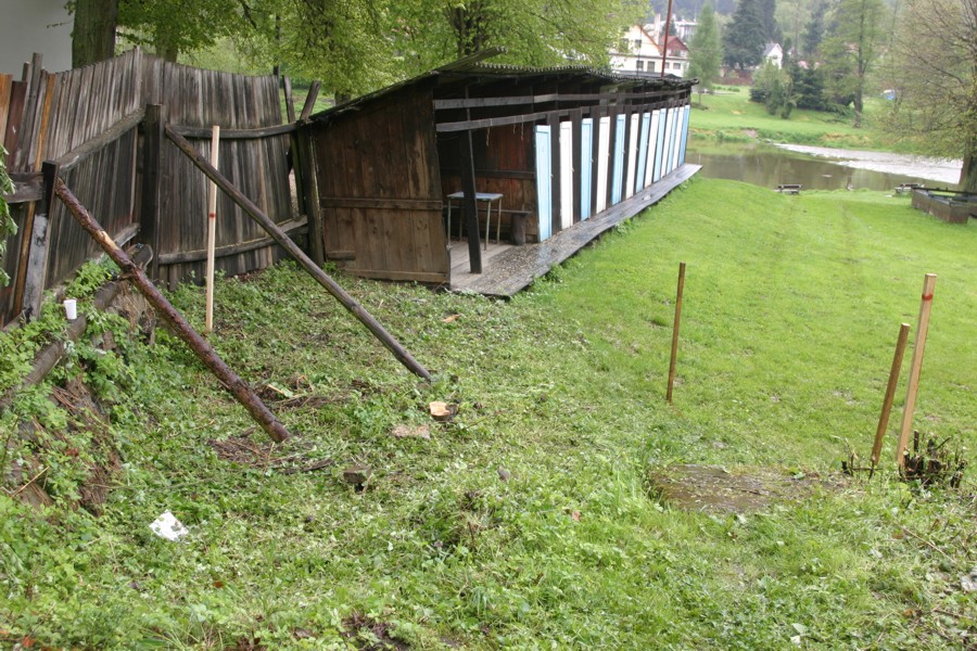 Plocha budoucích záchodků na senohrabské plovárně před...