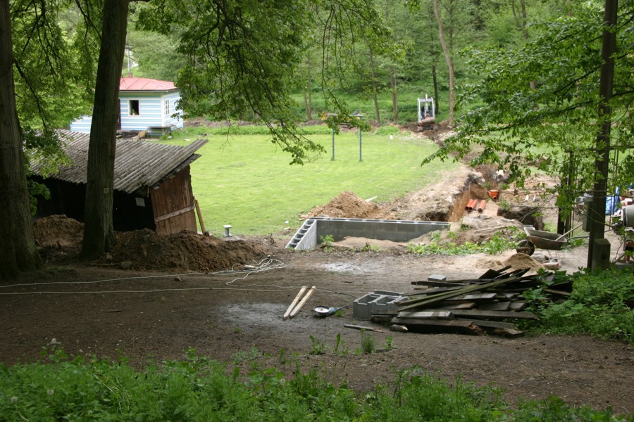 Plocha plovárny v průběhu výstavby záchodů a archeologického...