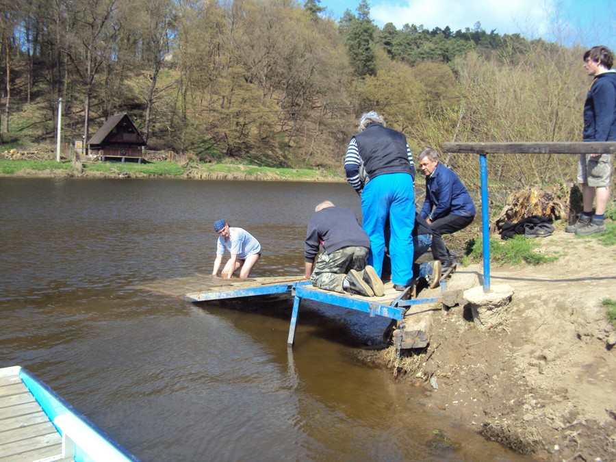 První jarní koupel při instalaci nástupu na přívoz.