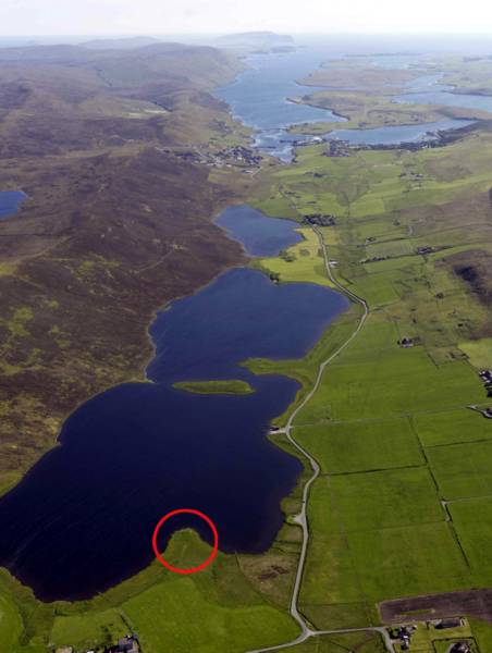 Letecký pohled na Loch of Tingwall s vyznačením místa...