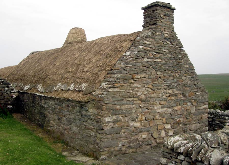 Tradiční kamenný vesnický dům (Crofthouse museum v jižní...
