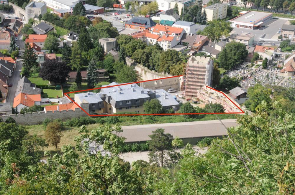 002-pohled z hradu na Schützenhof