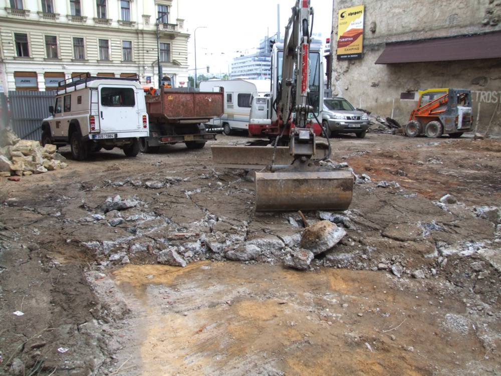 Odstranění betonových povrchů v severní části parcely.