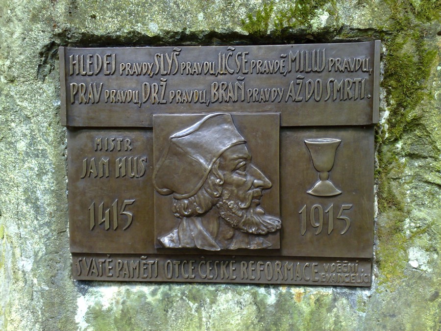 Detail repliky původní desky z Husova pomníku.