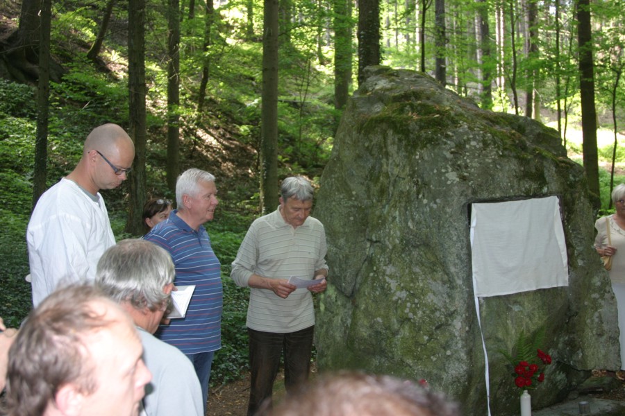 Slavnostní projevy při odhalení desky 6. července 2011.