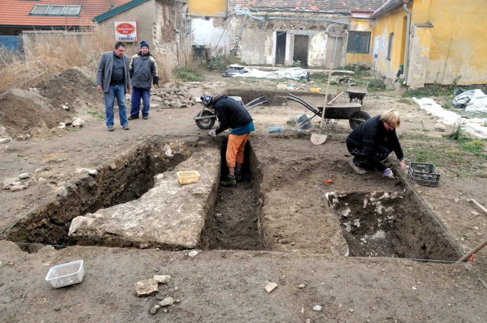 Pokračující výzkum ve východní partii areálu.