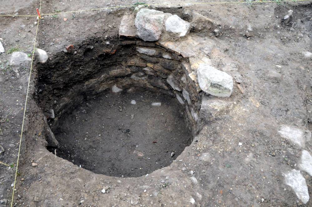 Objev zděného věnce vrcholně středověké studny.