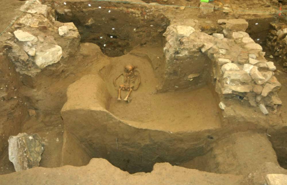 06-Kostrový pohřeb odkrytý pod jednou z mělce založených...