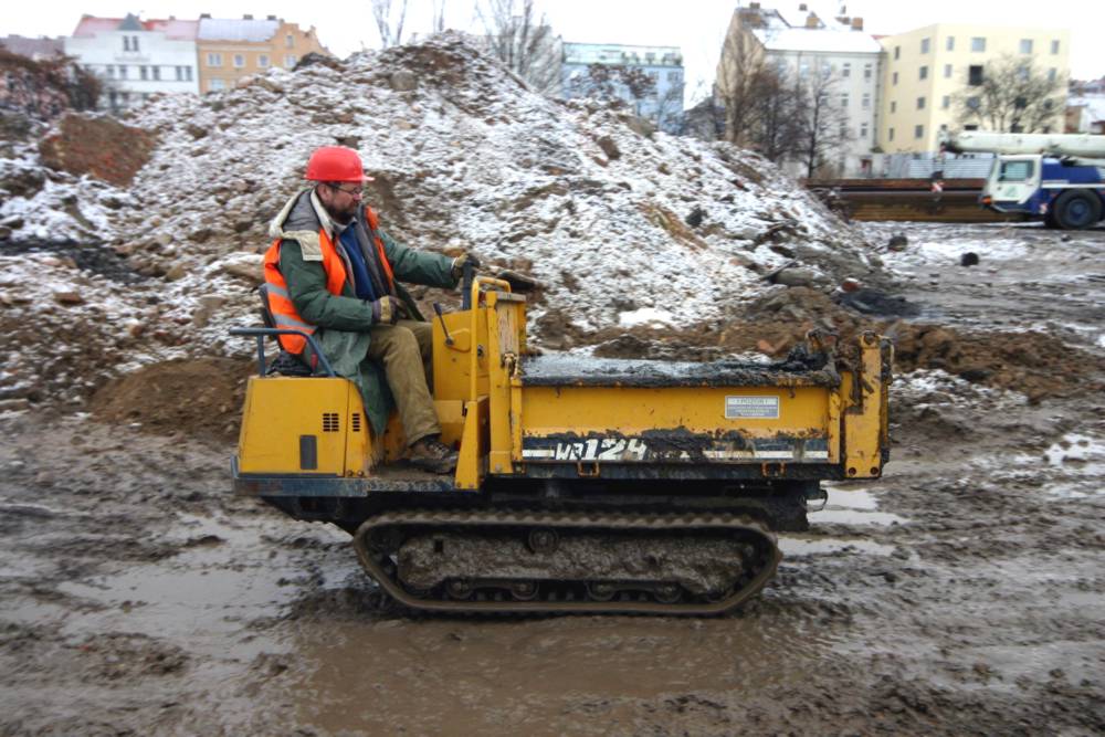 10-Odvoz vytěženého materiálu pásovým transportérem.