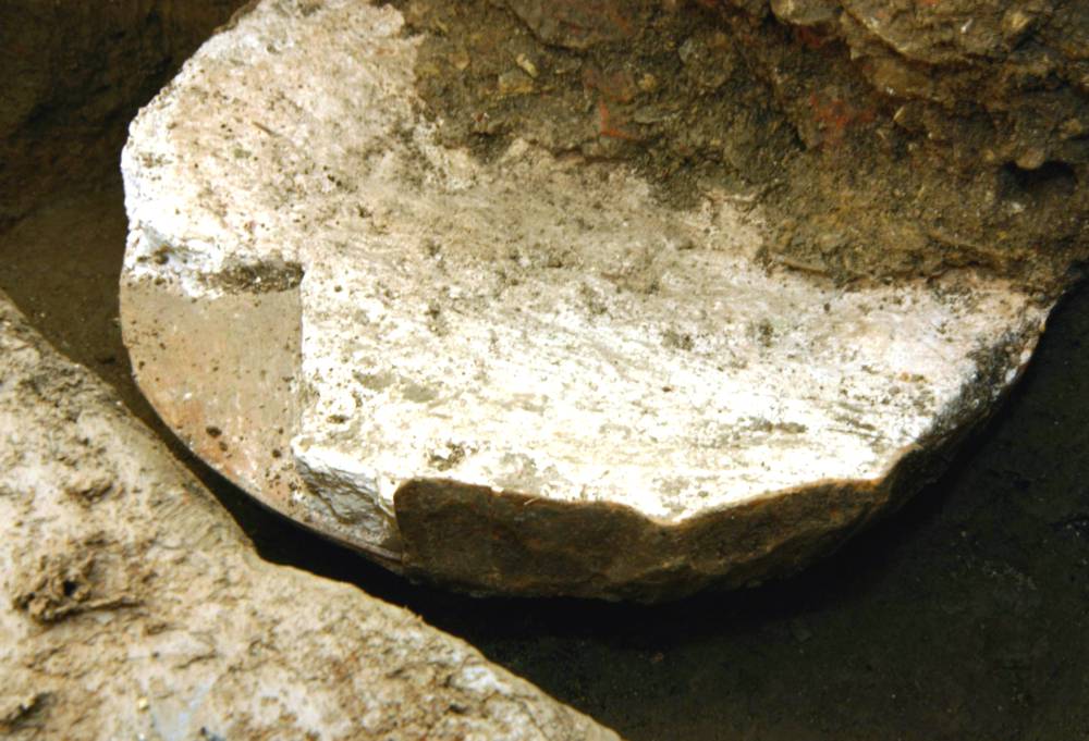 14-Detail dna jedné z koželužských kádí.