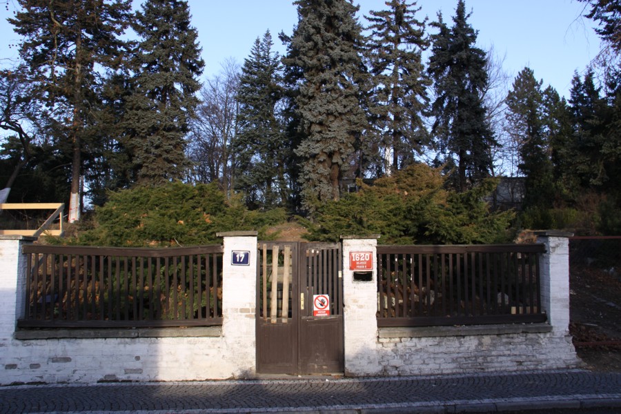 Současná (foto 2012) podoba parcely ve Vostrovské ulici...