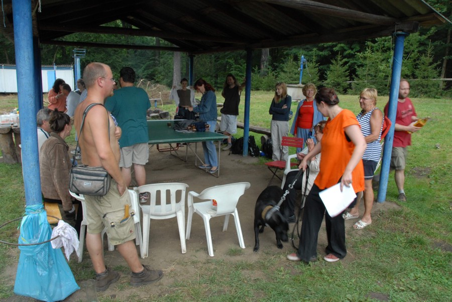 Diváci obklopují centrstůl před finálovým vyvrcholením.