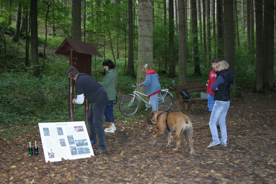 15. září 2012. Přípravy na osazení desky.