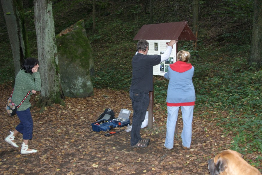 Skokani (Isabela a Jaroslav) při instalaci desky s pomocí...