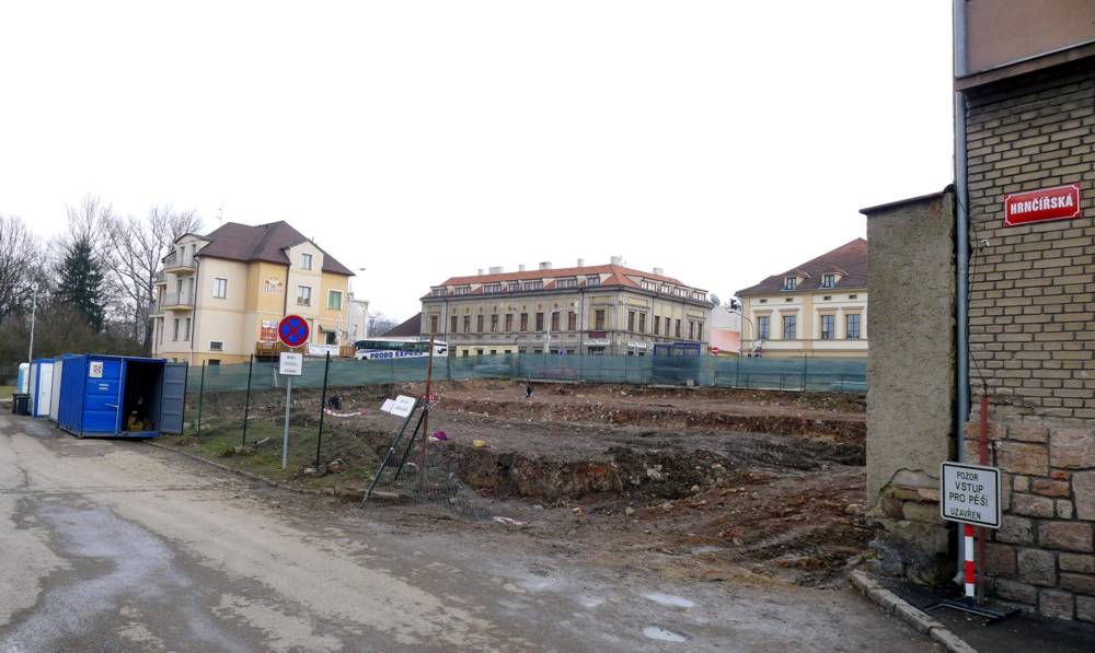 Pohled na plochu výzkumu z ulice Hrnčířská