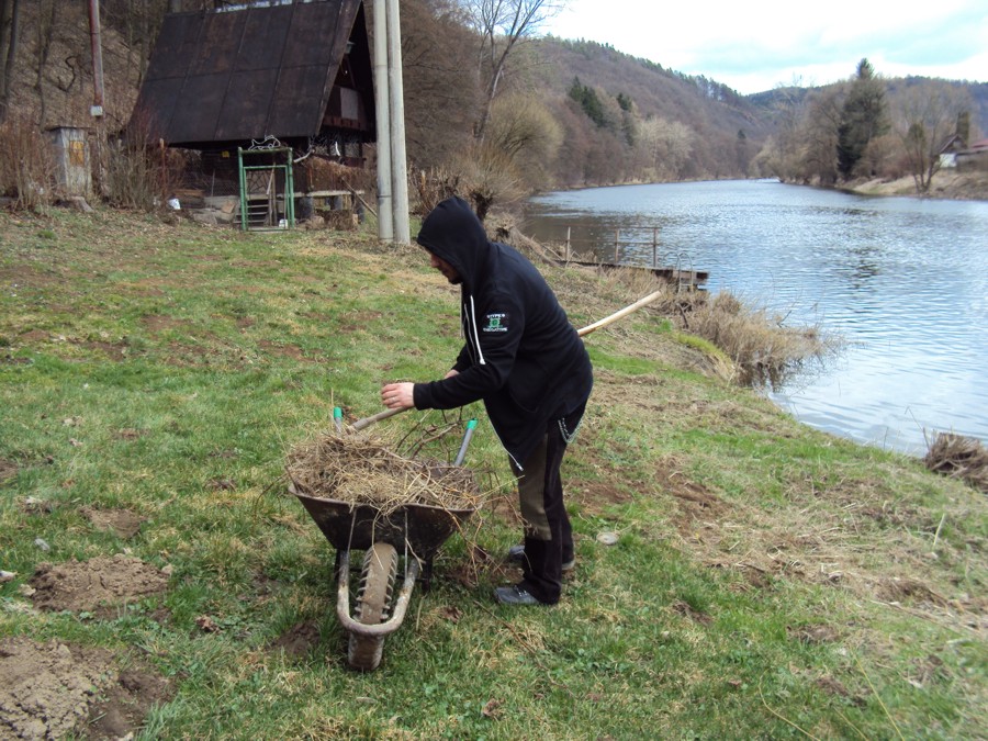 Hrabání krtinců, listí a větví, typická jarní činnost.