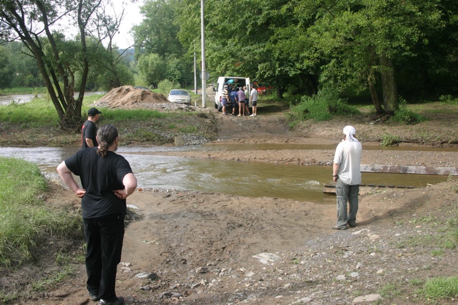 Pracovníci společnosti Roka Plus s.r.o. přivážejí jednotlivé...