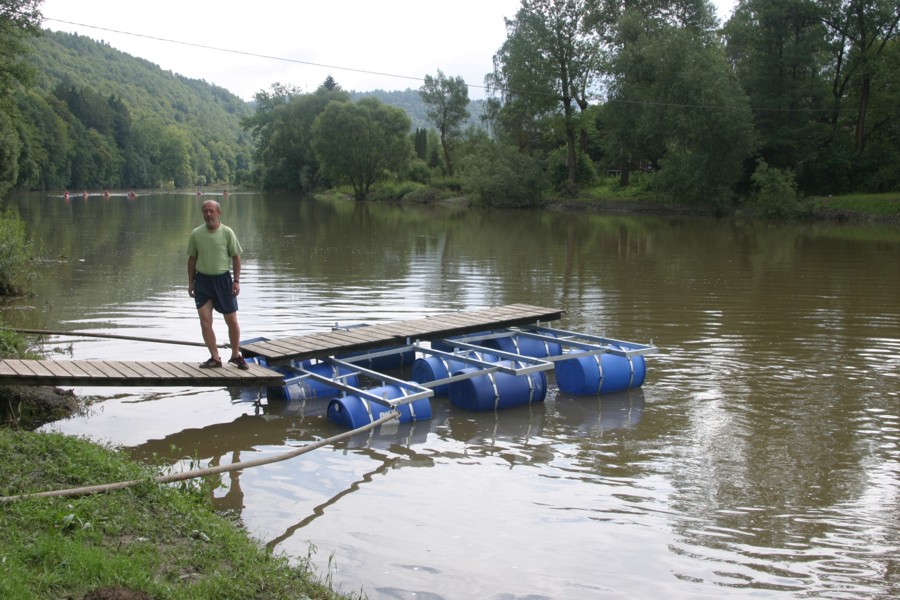 Konstrukce pontonu poprvé na vodě.