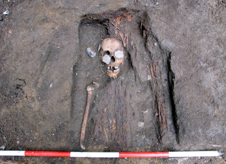 04-Jeden s pohřbů s dochovanou dřevěnou rakví.