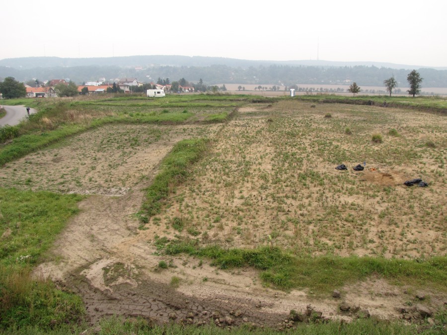 Pohled od severu (od Berounky) na plochu archeologického...