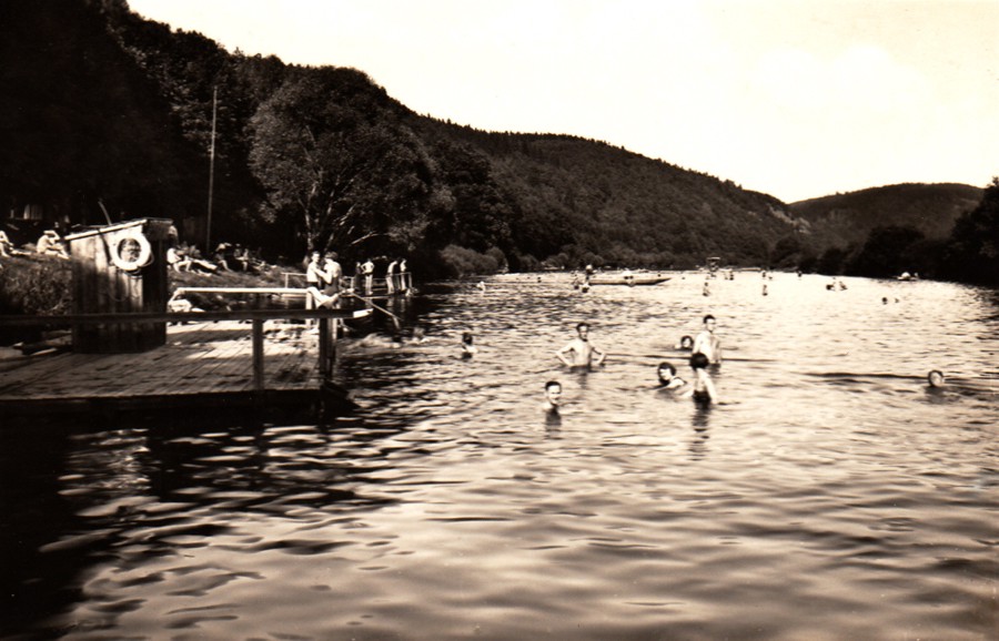 Senohrabská plovárna - historické foto.