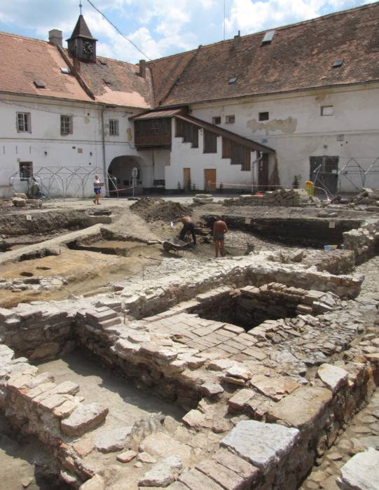 Obr. 4. Relikty hospodářské infrastruktury dvora z doby...