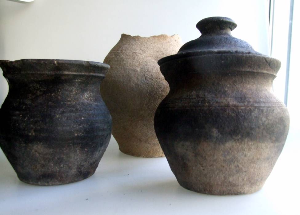 Obr. 5: Keramické nádoby z exploatační jámy ze 14. století.