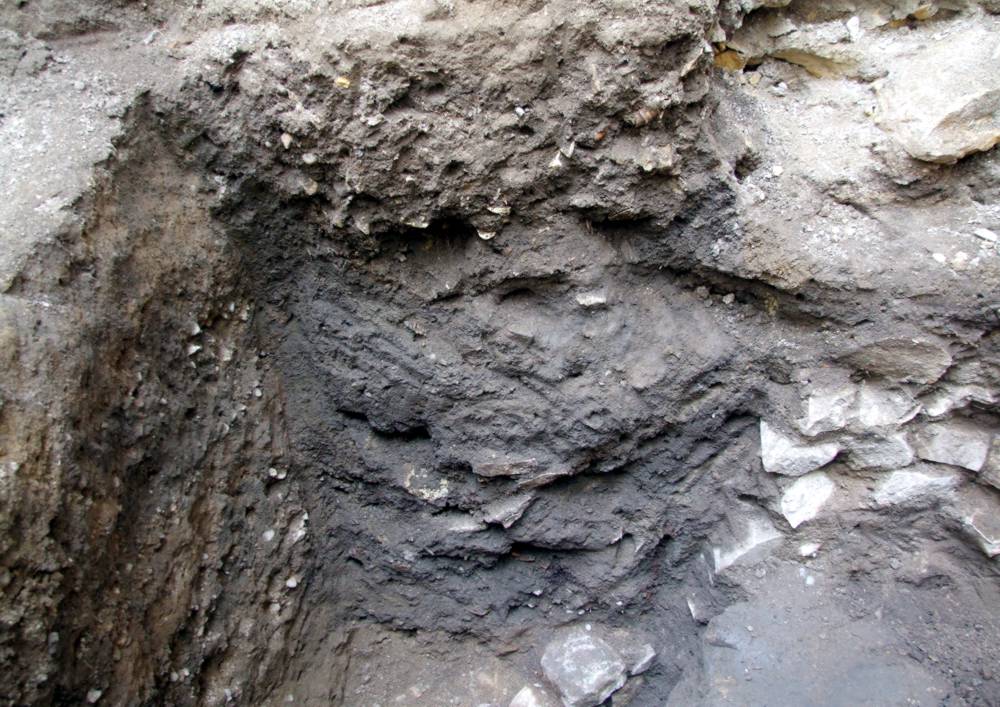 Obr. 8: Narušení studny mladší jámou ze 16. století.