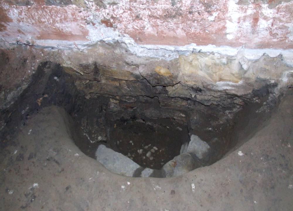 Obr. 2: Studna zaniklá v závěru 13. století odkrytá ve...