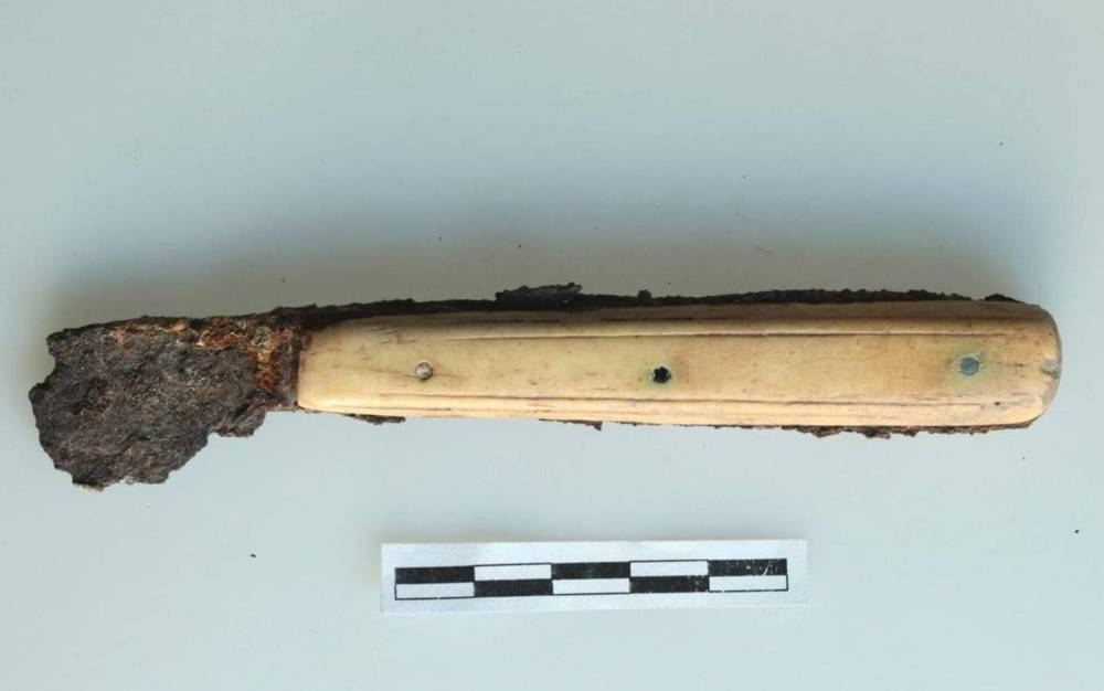 Obr. 11: Nalezený nůž s kostěným obložením. 17. století.