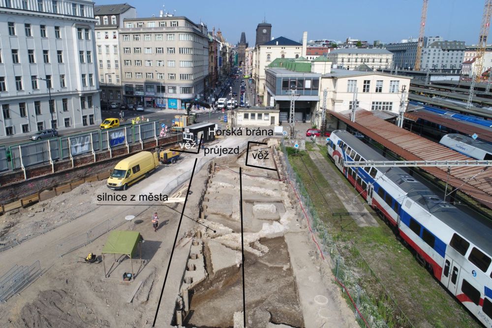 Obr.4: Celkový pohled na plochu výzkumu s vyznačením polohy...