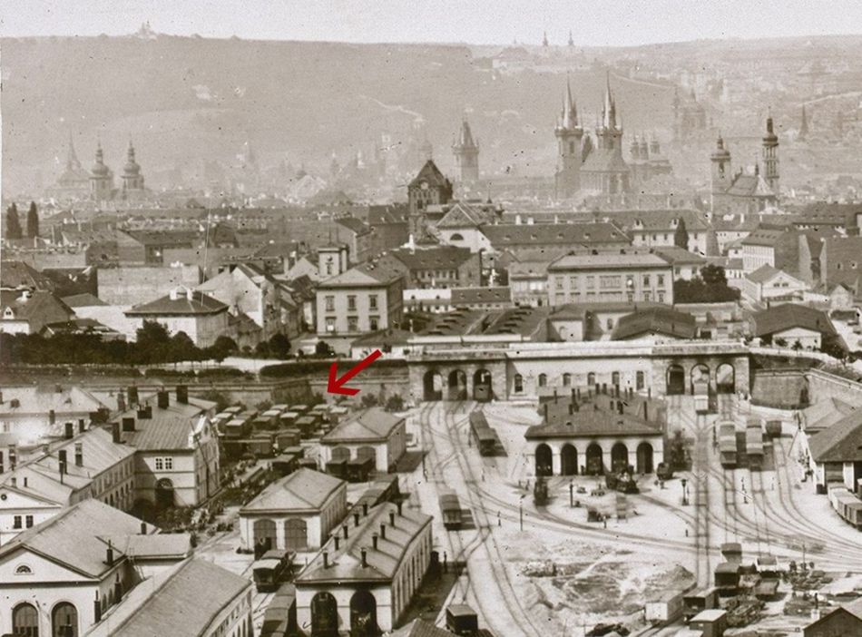 Obr.18: Fotografie nádraží z r. 1865 s dosud stojícím...