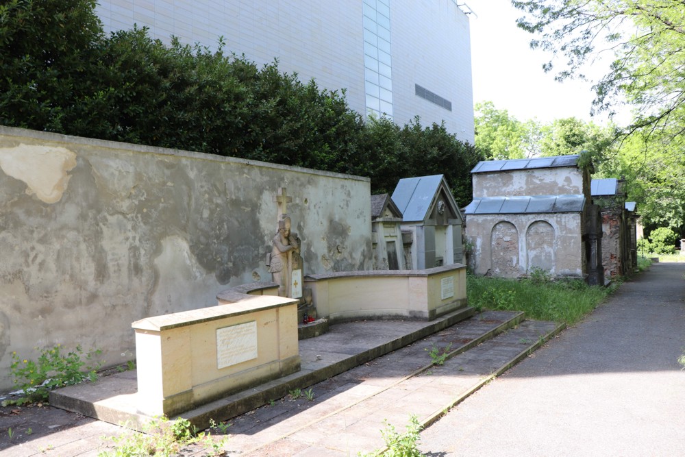 Obr. 6: Hrobka na olšanských hřbitovech s přepohřbenými...