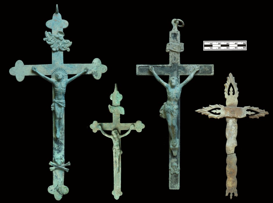 Obr. 13: Pohřební výbava - větší krucifixy z bronzu...